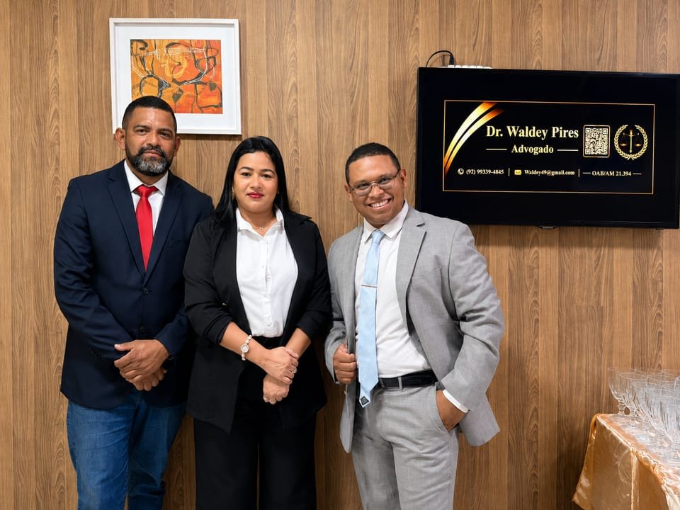 Equipe do escritório Pires Batista Advocacia reunida na sede em Manaus