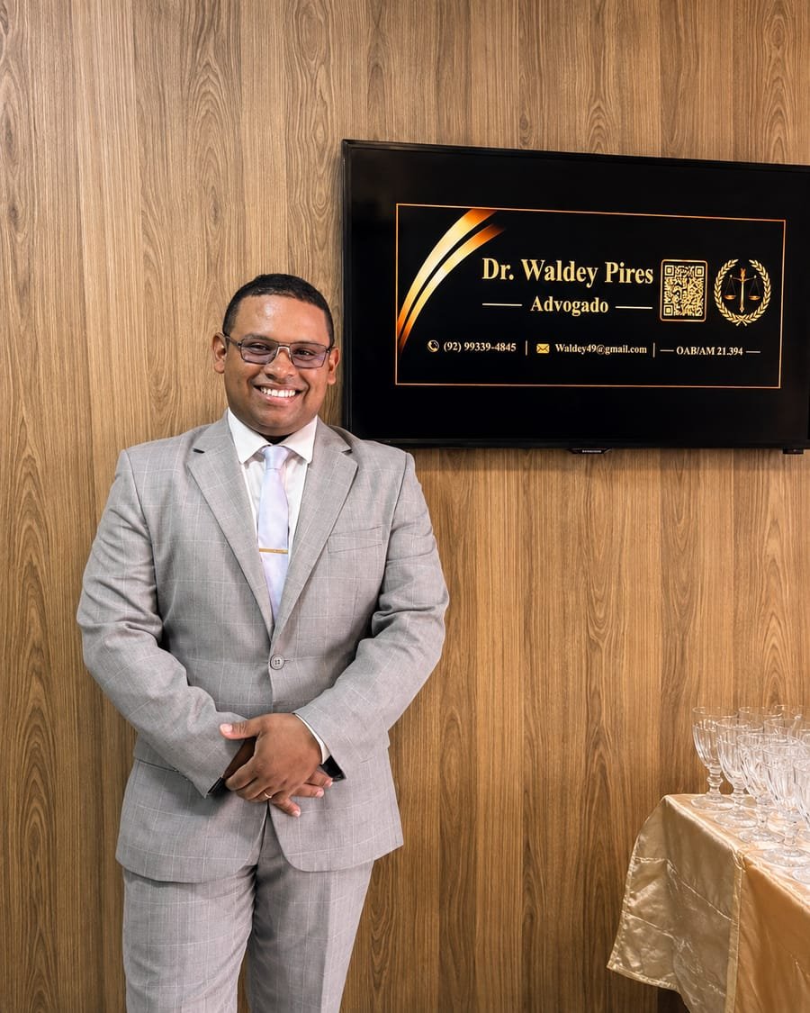 Dr. Waldey Pires Batista, advogado do escritório Pires Batista Advocacia, no escritório em Manaus